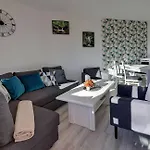 Gustowne Sun Seasons 24 Z Parkingiem W Szklarskiej Porebie By Renters Apartment Szklarska Poreba